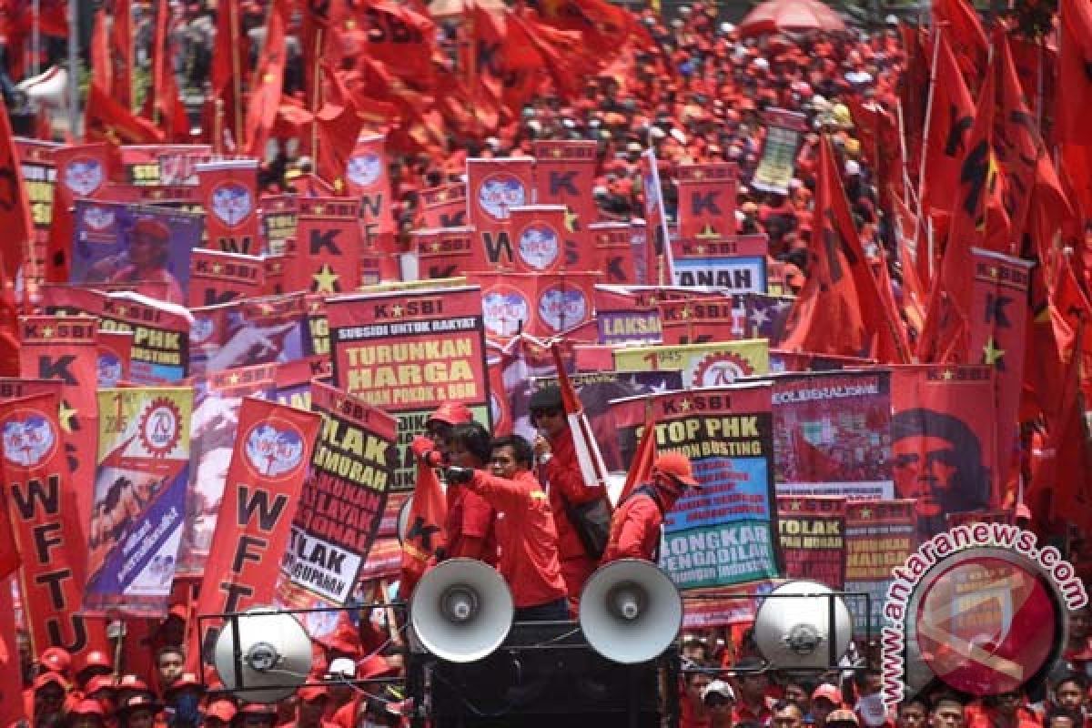 Buruh se-Jabodetabek aksi di depan Istana pada 1 Mei