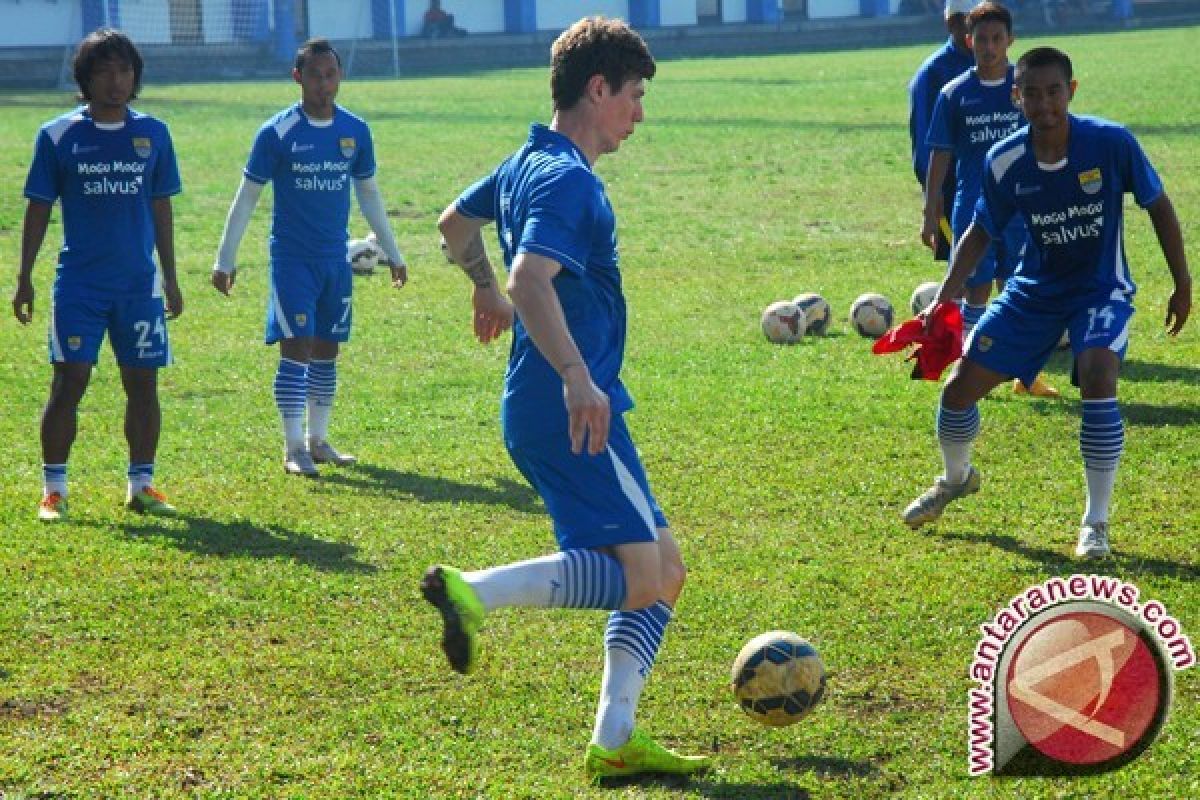 Persib Menang Tipis 3-2 Atas Persela