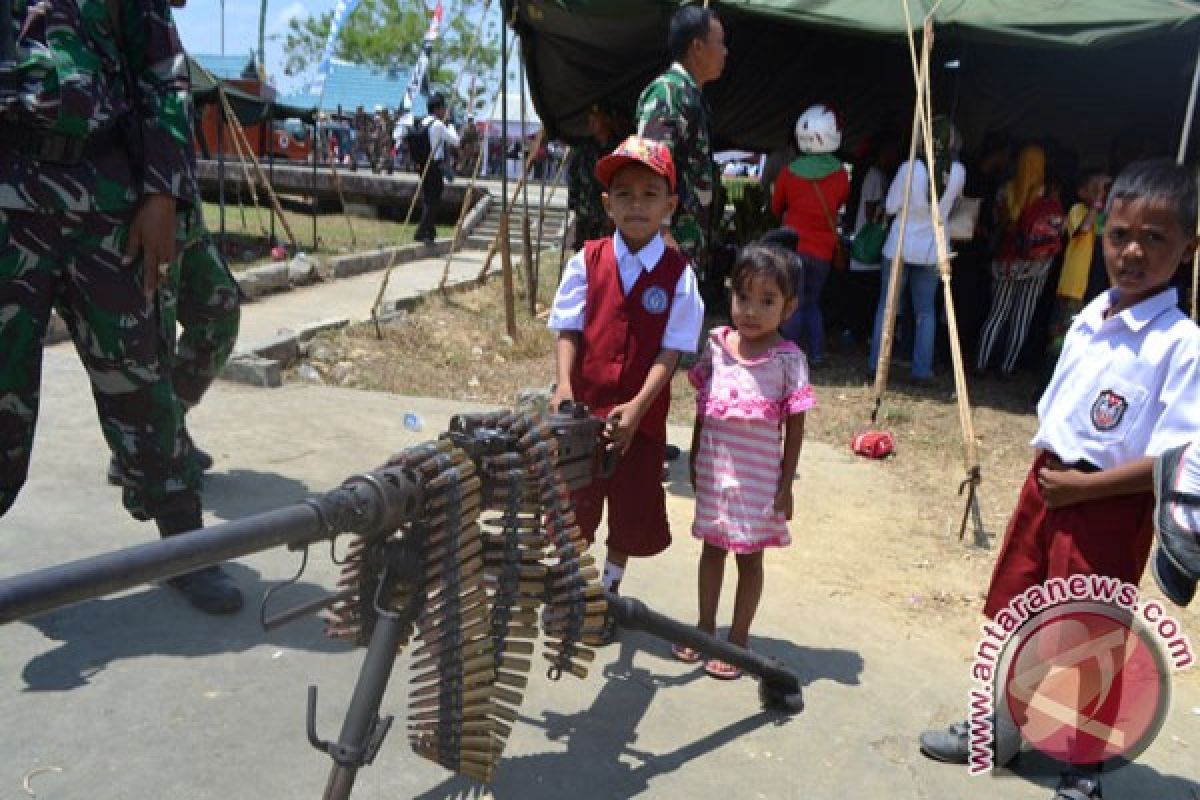 Masyarakat Saksikan Perayaan HUT TNI di Kendari 