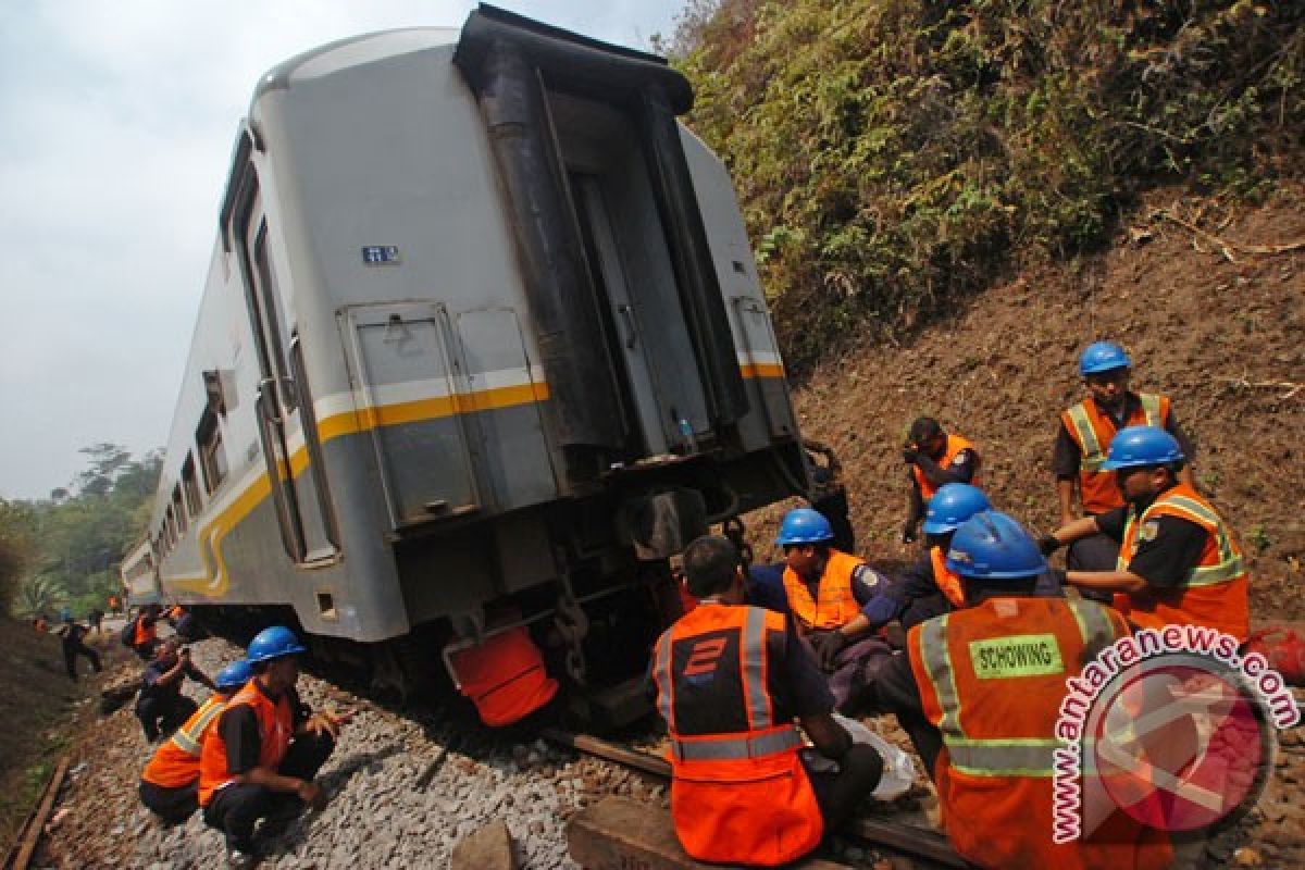 Kereta anjlok di Jakarta membuat commuter line terganggu