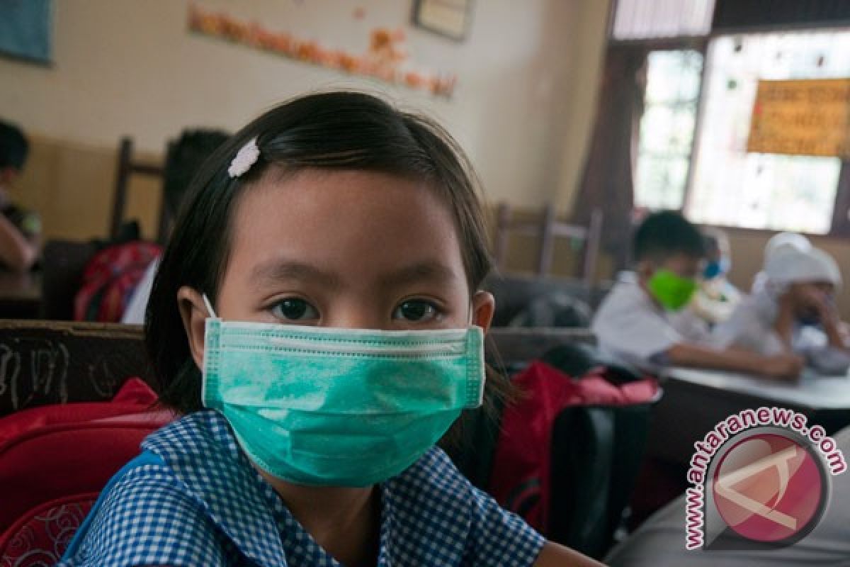 Kabut Asap - Polda Riau bagikan 11.000 masker N95 ke pelajar
