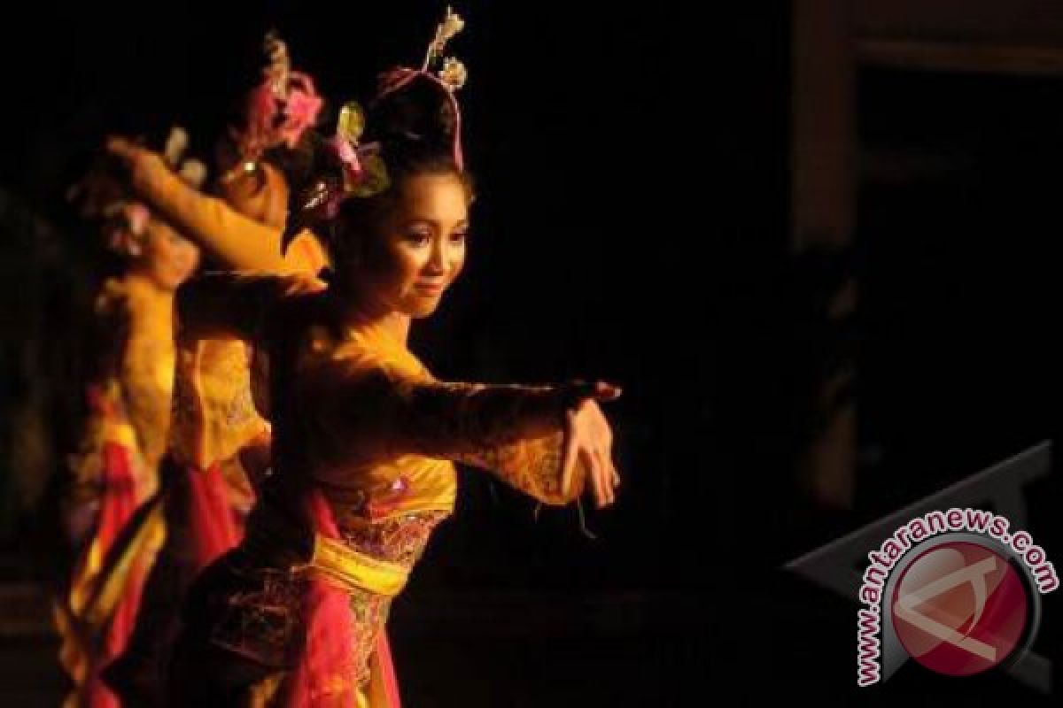 Tari Payung Dan Tari Piring Tampil Di London