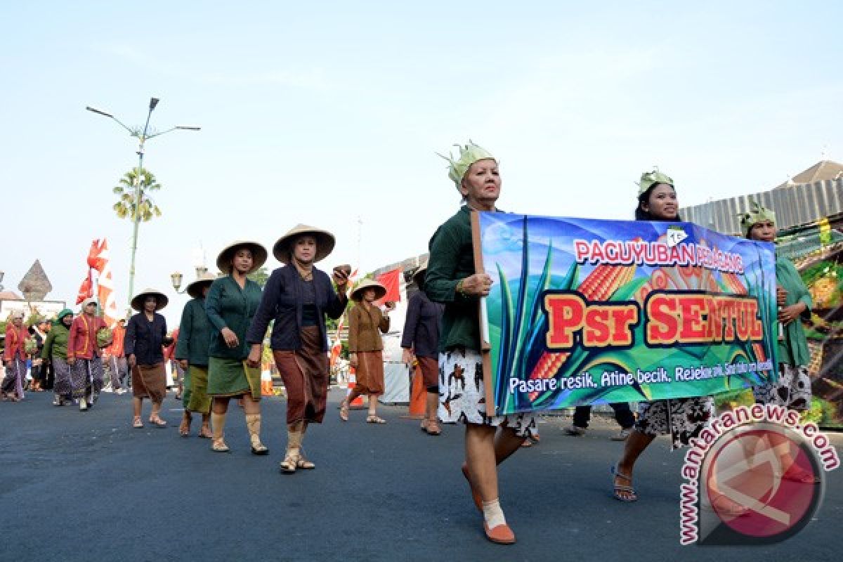 Pedagang pasar tradisional kukuhkan eksistensi melalui kirab 