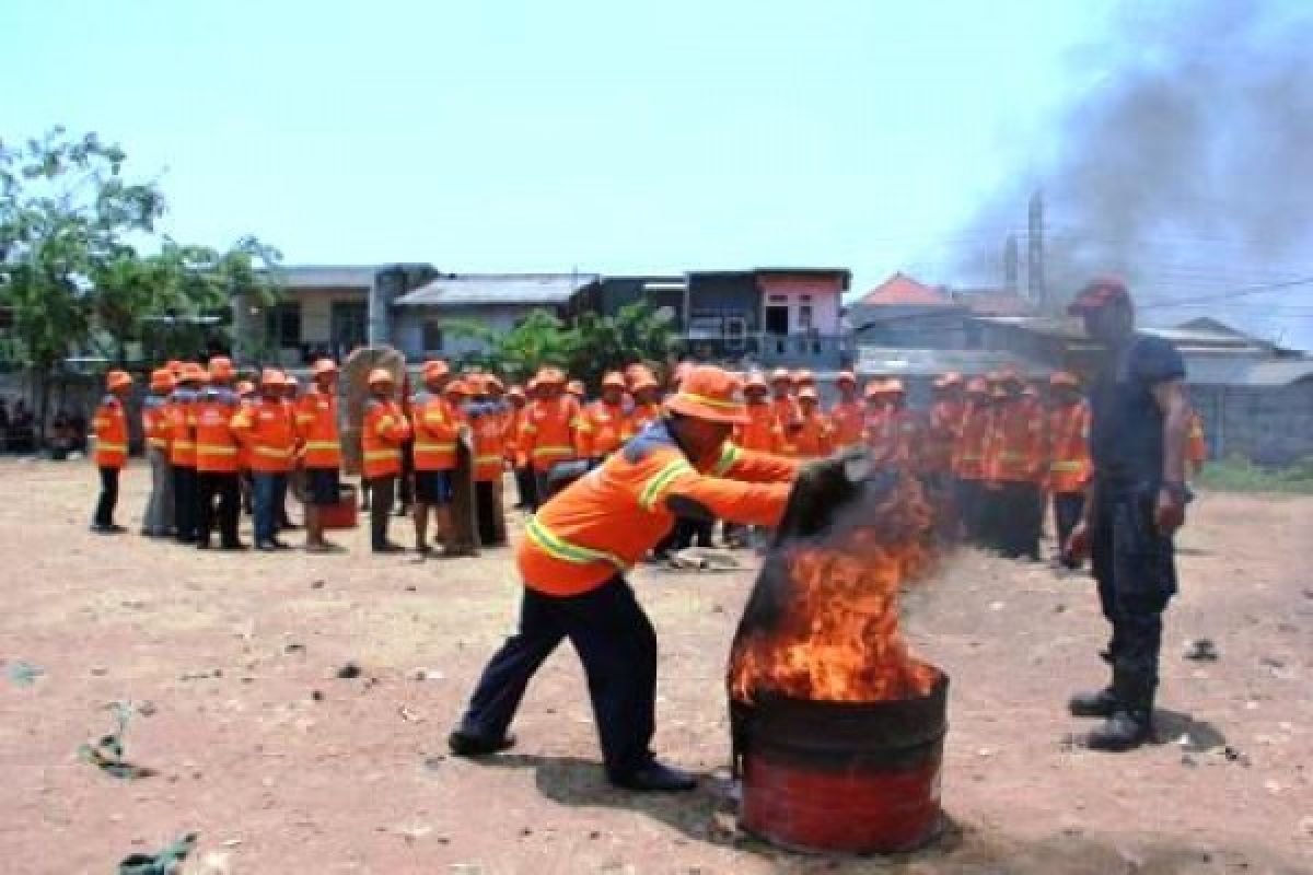 Warga Tambora dan Cengkareng Berlatih Padamkan Kebakaran