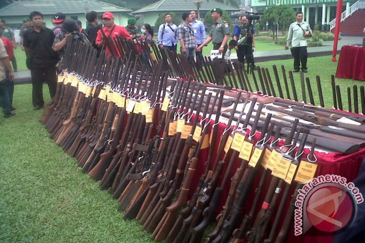 Warga Sedau Serahkan Lima Pucuk Senjata Api