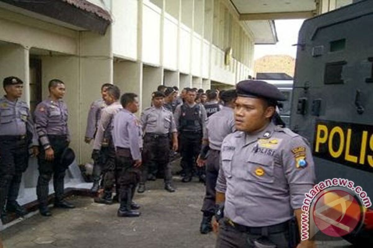 Ratusan Polisi Amankan Sidang Pembunuhan Ulama Sampang