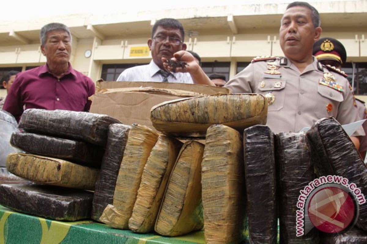 Polisi tangkap pembawa 54 bal ganja