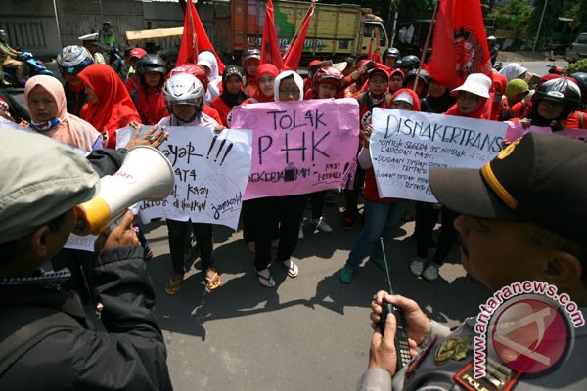 Ribuan buruh tunggu pesangon pabrik rokok Gentong Gotri