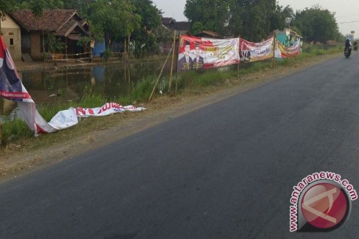 KPU Karawang Didesak Serius Menjaga Peraga Kampanye 