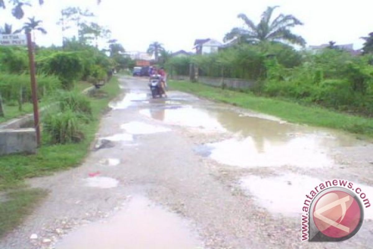 Warga Desak Pemko Perbaiki Jalan Berkubang