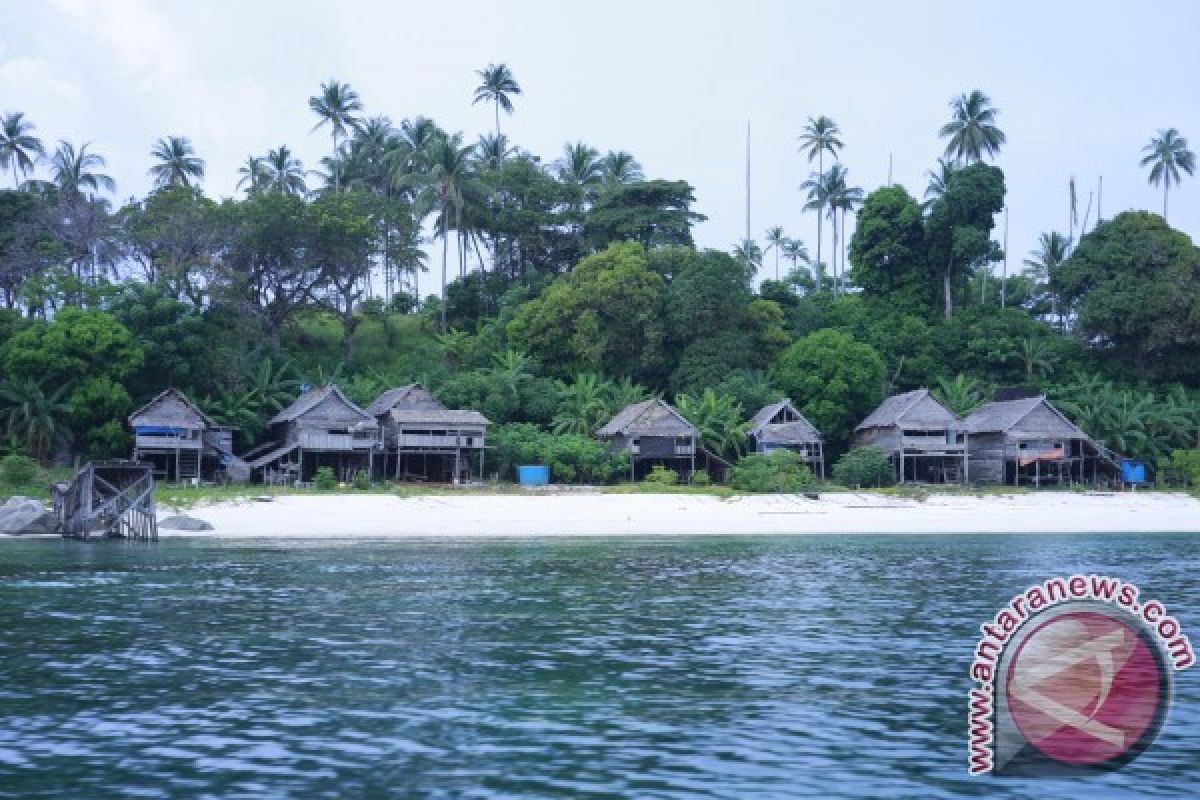 Gotong Royong di Pantai Pulau Datok