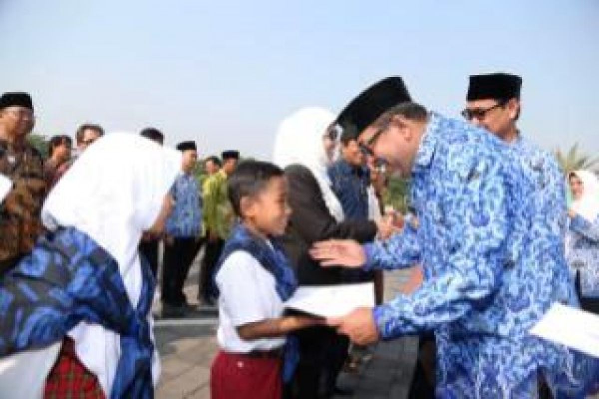 Gubernur Banten Serahkan Beasiswa Dan Penghargaan