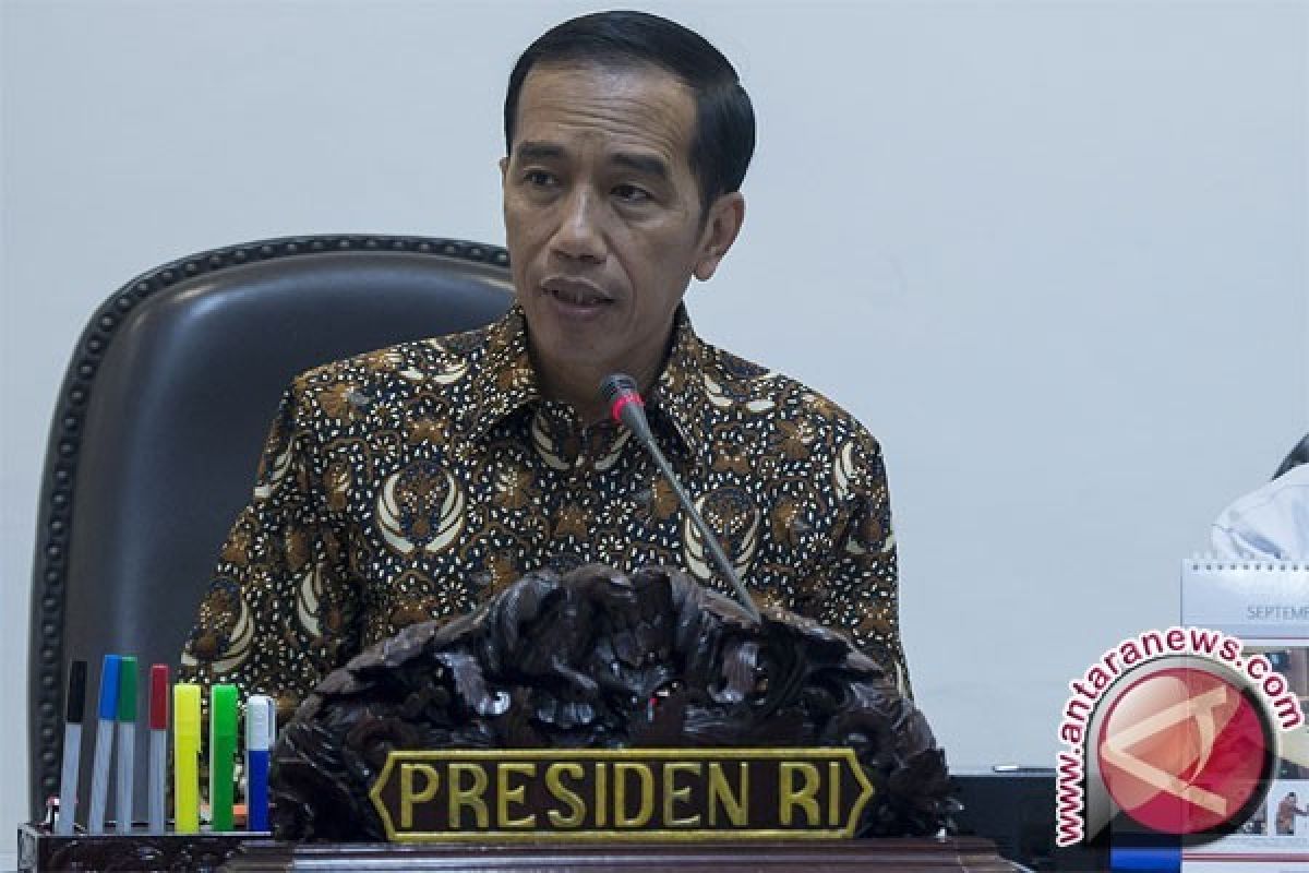 Presiden Jokowi serahkan Piala ke Persib Bandung       