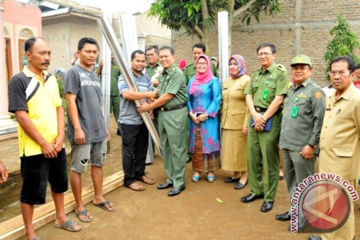 Kunjungi Korban Angin Puting Beliung