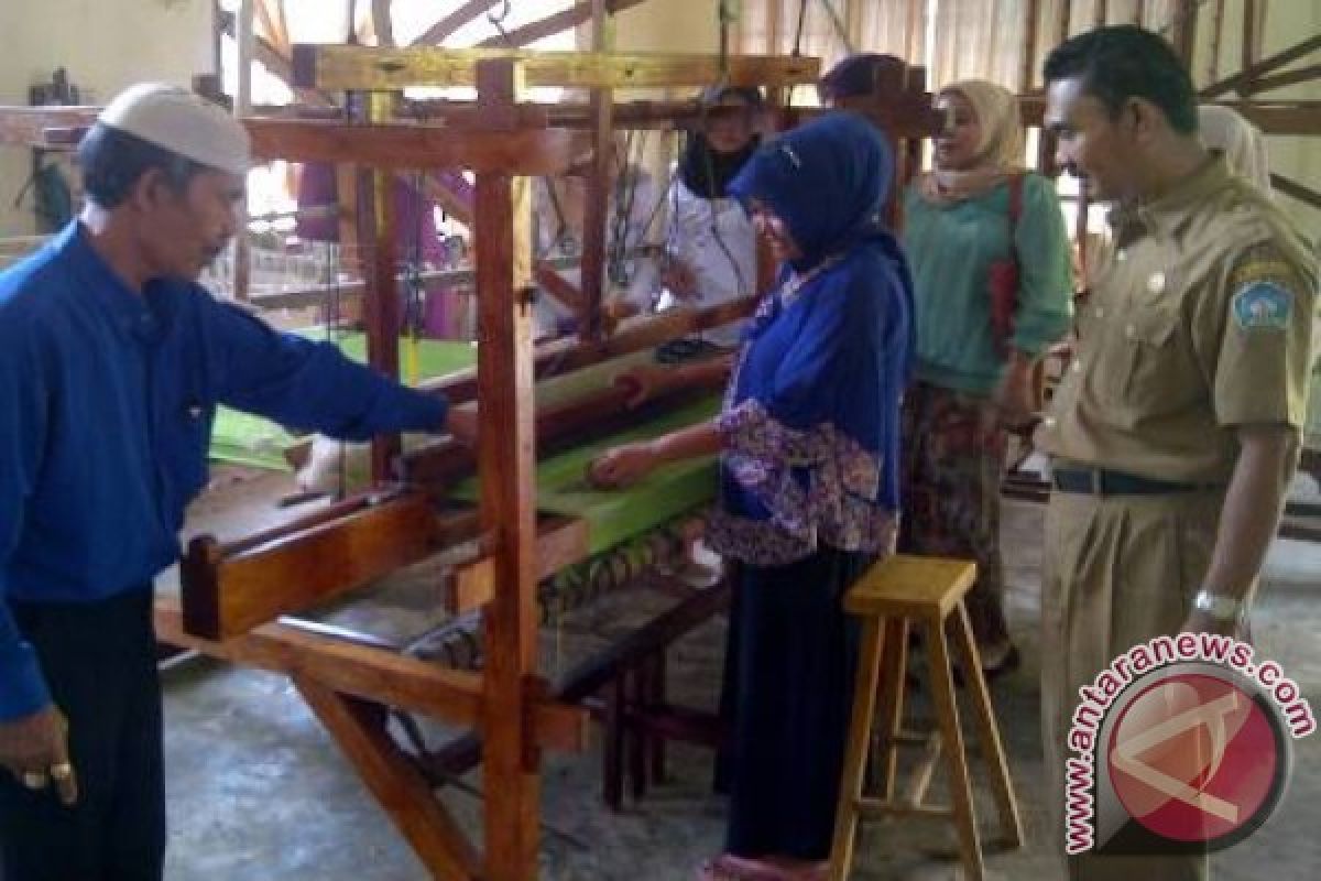 Aceh Selatan Latih Tenun Songket Bagi Wanita