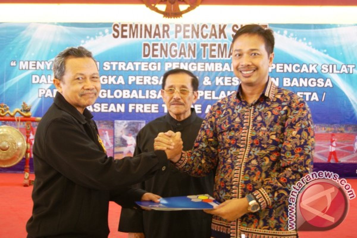 Unitomo Bangun Karakter Bangsa Melalui Pencak Silat