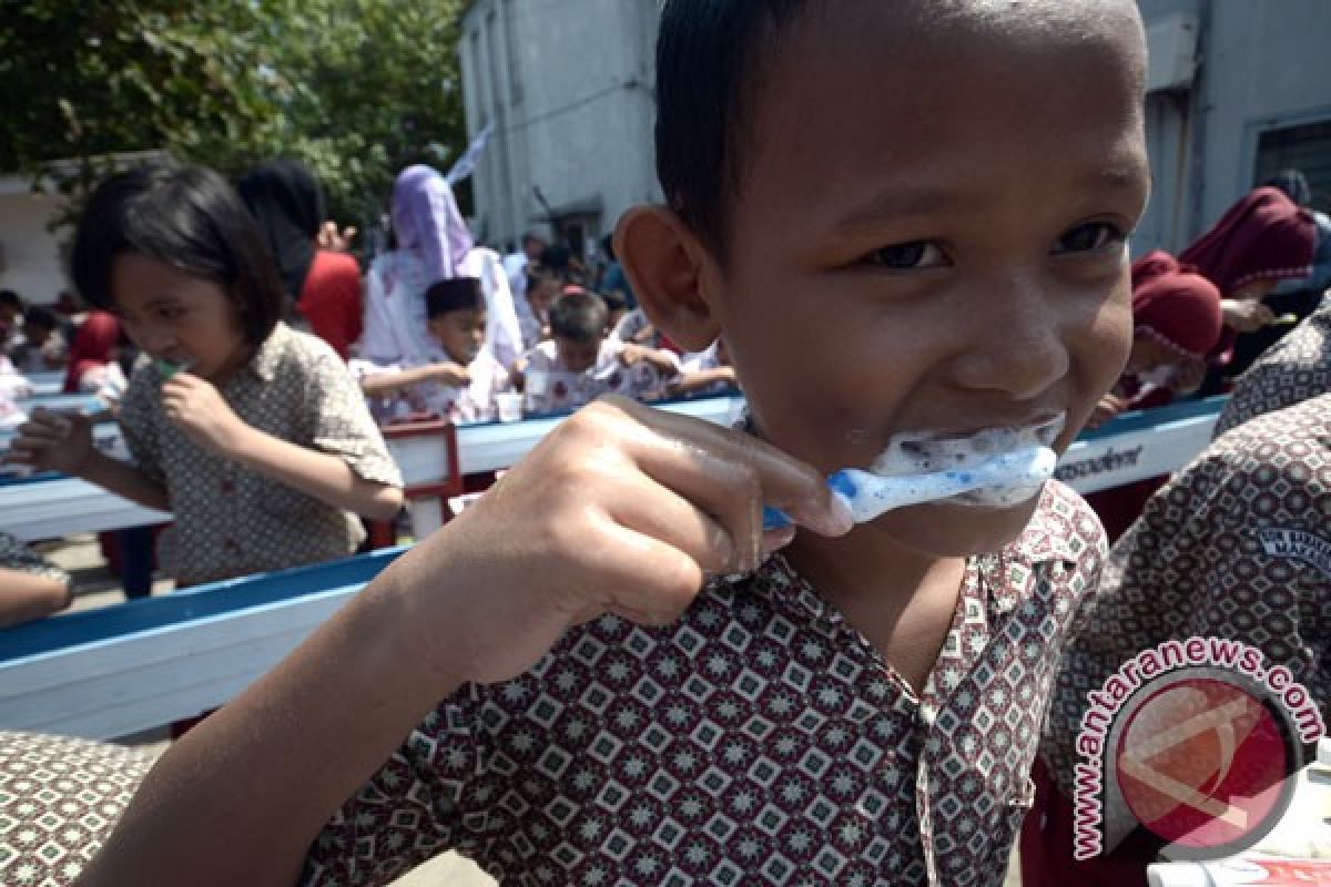 1.000 anak ikut kampanye sikat gigi sejak dini
