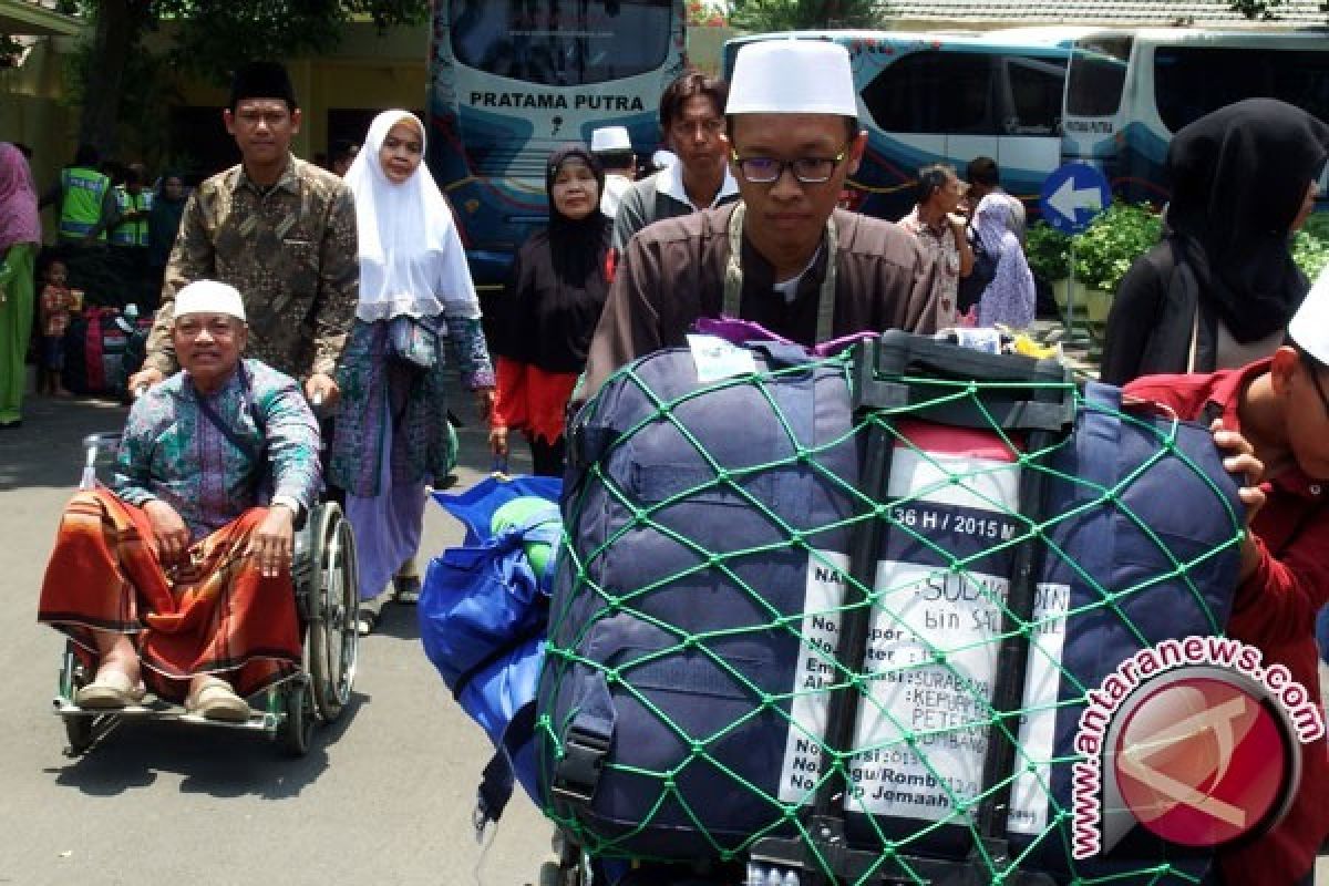 Seorang calon haji perempuan gemetar kopernya dibongkar petugas