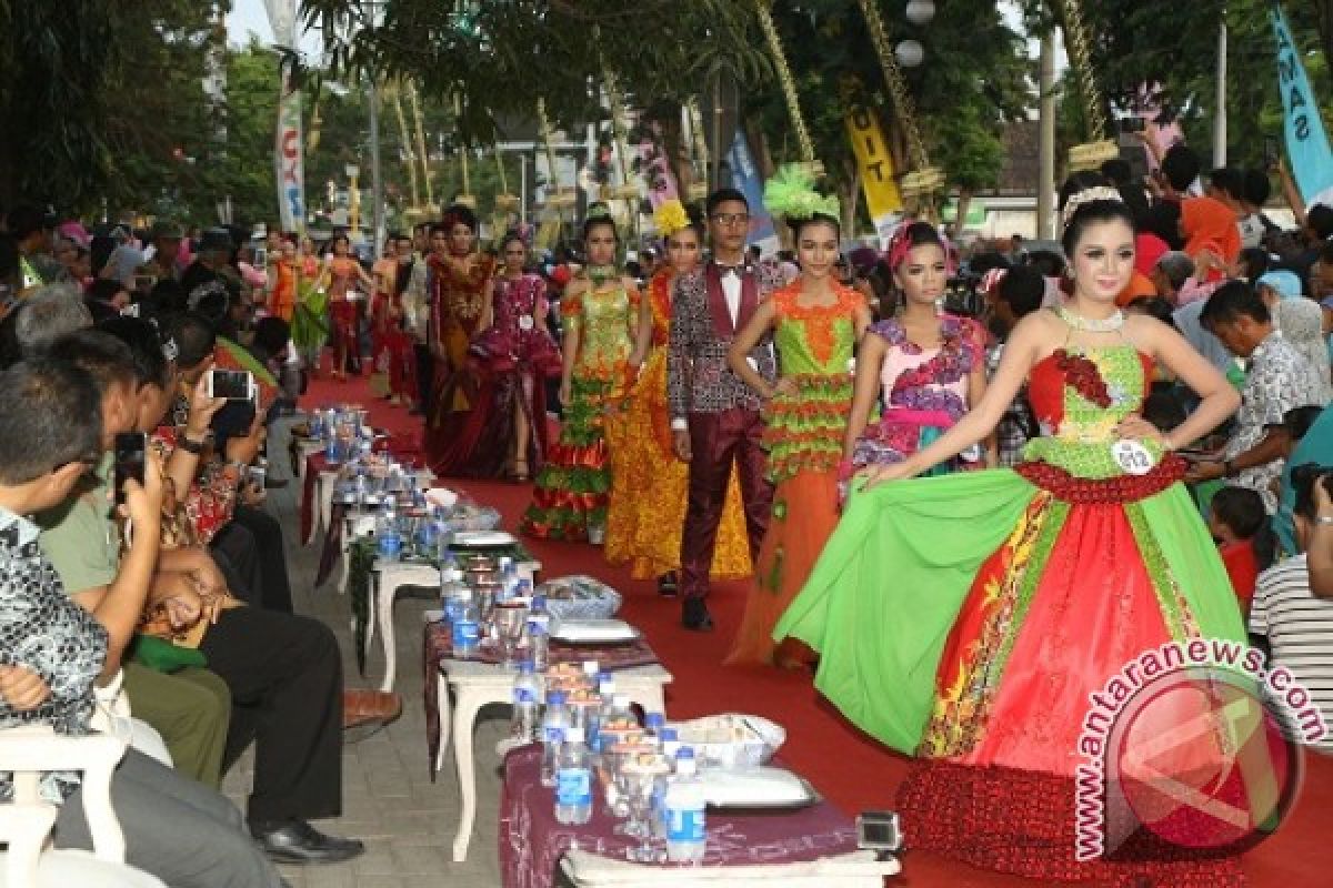 Banyuwangi Gelar Peragaan Busana di Trotoar