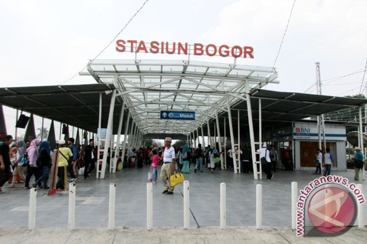 Polisi bantu pengamanan di Stasiun Bogor