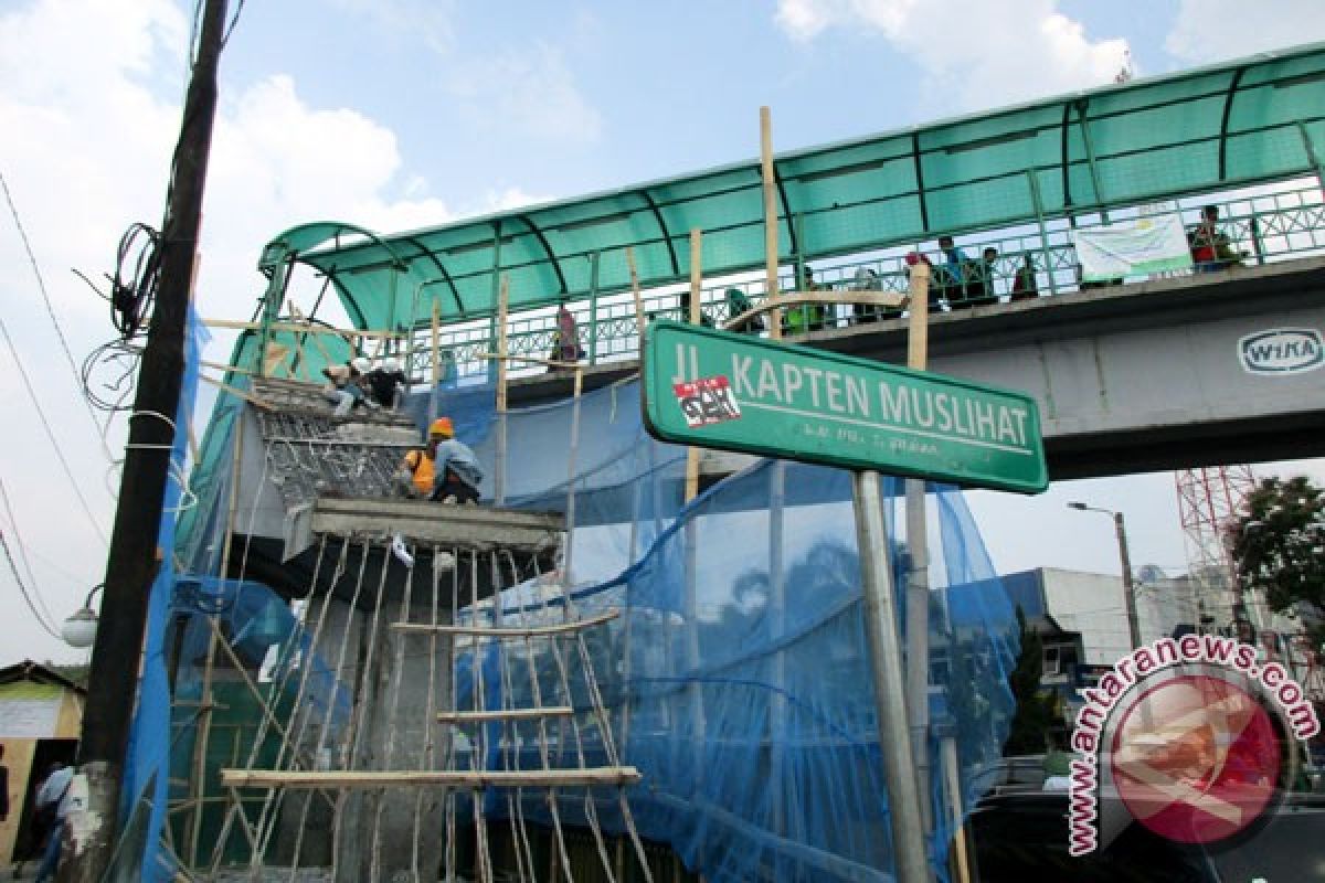 Ada Waria Melompat Dari Jembatan penyeberangan Orang