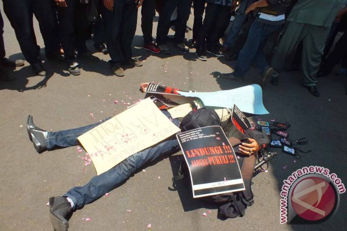 Aliansi Jurnalis Jember Demo Tolak Intervensi Peliputan