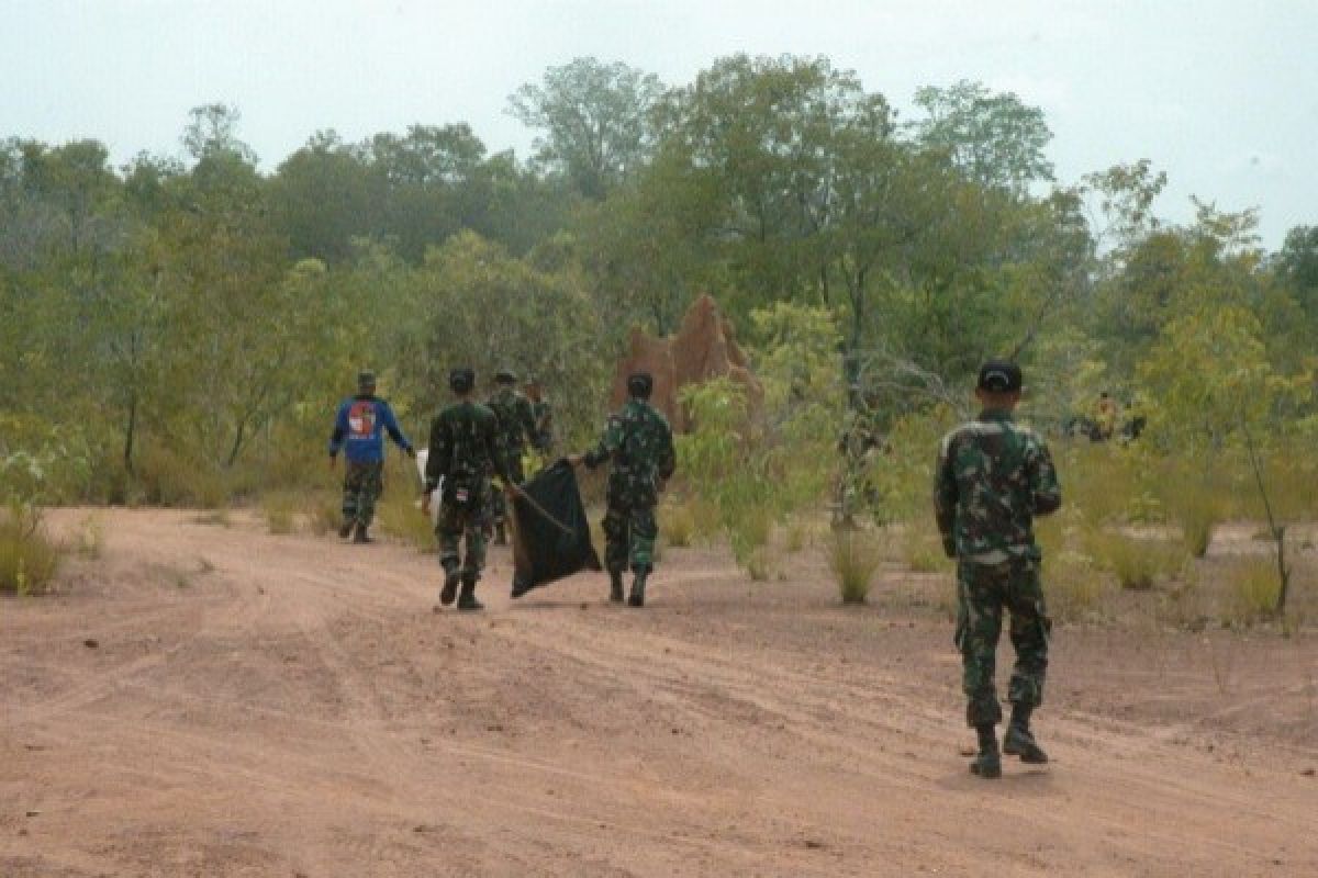 Kodim Merauke gotong royong bersihkan Taman Wasur