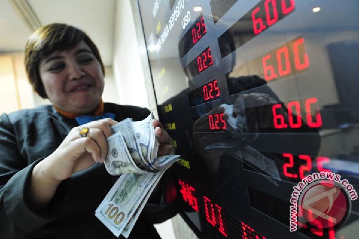 Rupiah juga menguat ke kisaran 12.000 per dolar