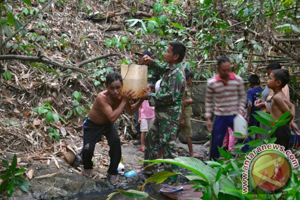 Soldiers Help Banjar Residents from Clean Water Difficulty