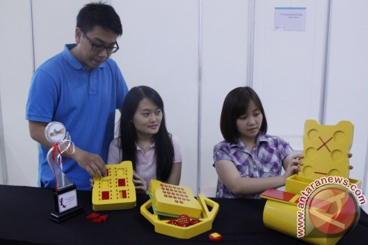 Mahasiswa Surabaya Ciptakan Papan Permainan Pra-braille