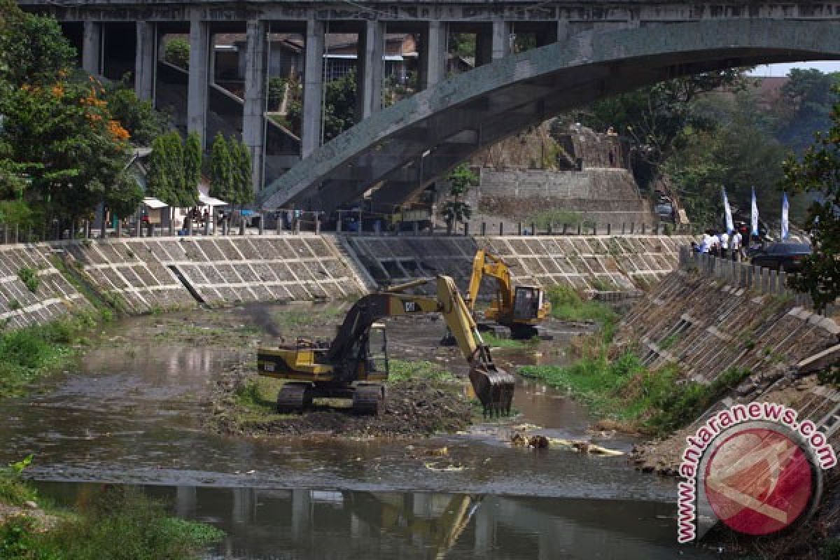 Sedimen memenuhi bantaran Sungai Code Yogyakarta