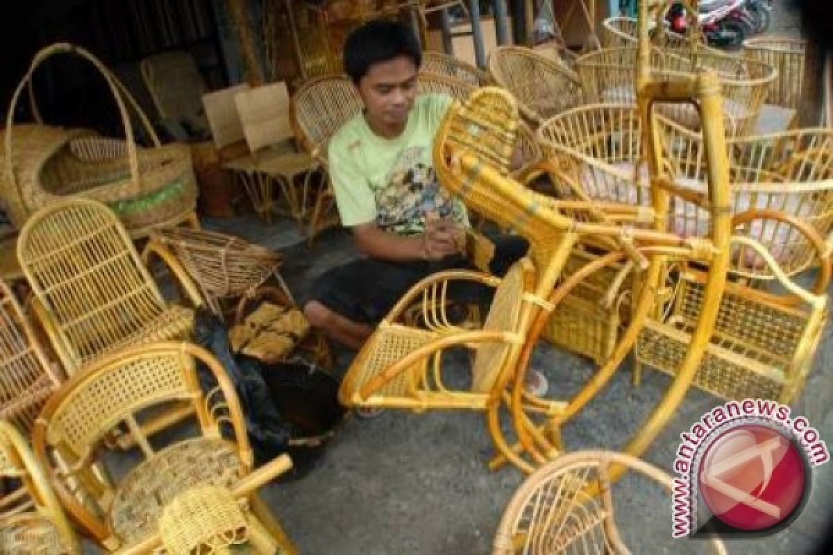 Perajin Rotan Desa Terentang Terkendala Pemasaran