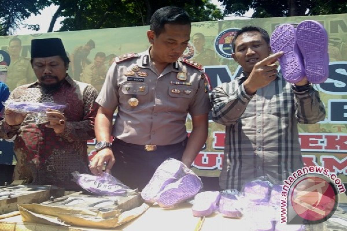 Polisi Amankan Alat Cetak Sandal Bertuliskan 