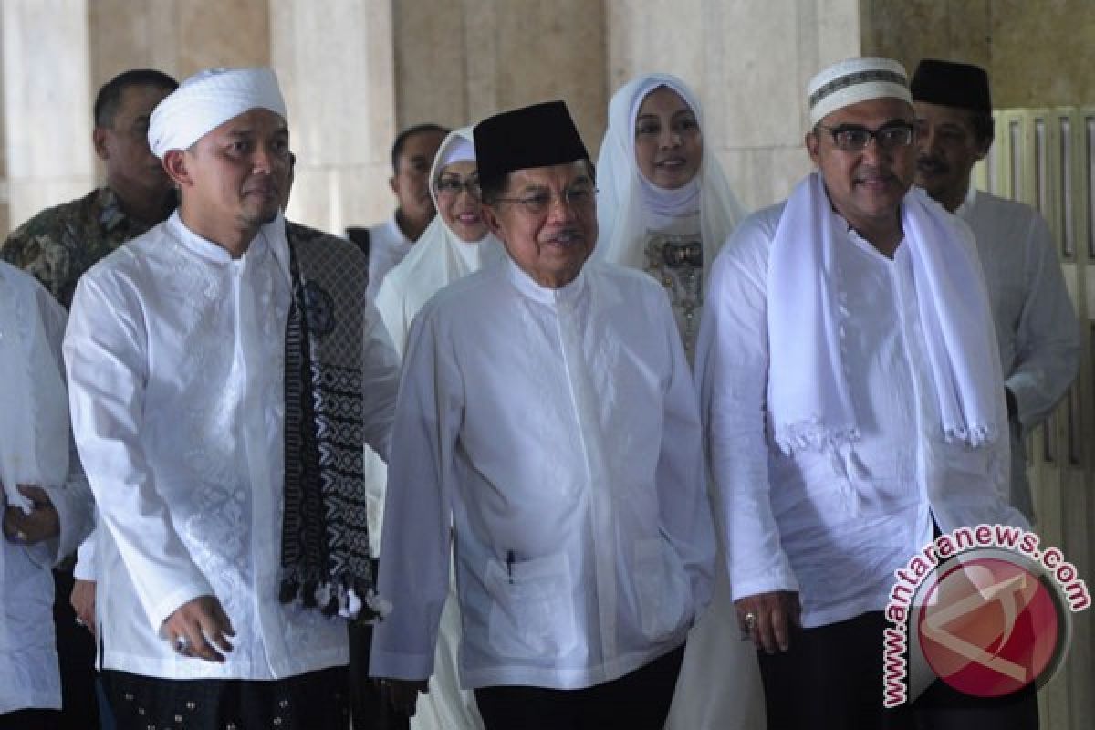 Wapres sholat Istisqo di Istiqlal