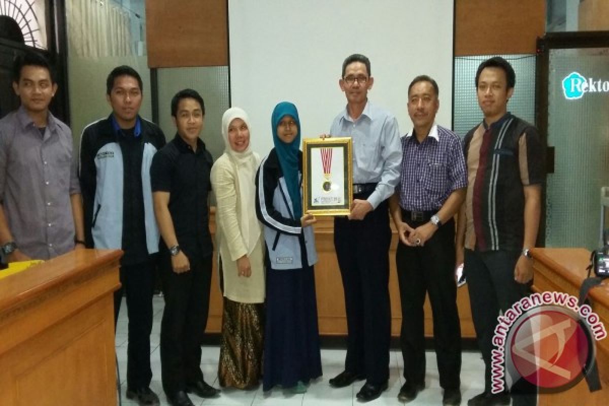 Unismuh Makassar Raih Medali Emas PIMNAS Ke-28