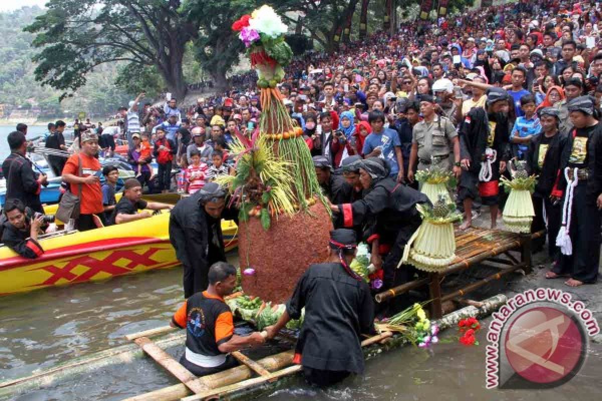 Berburu Larungan Ngebel di Puncak Grebeg Suro