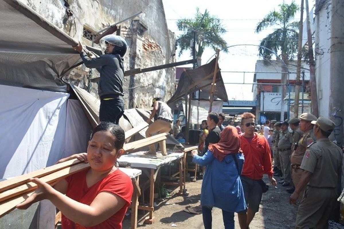 Satpol PP Buleleng Tertibkan PKL liar