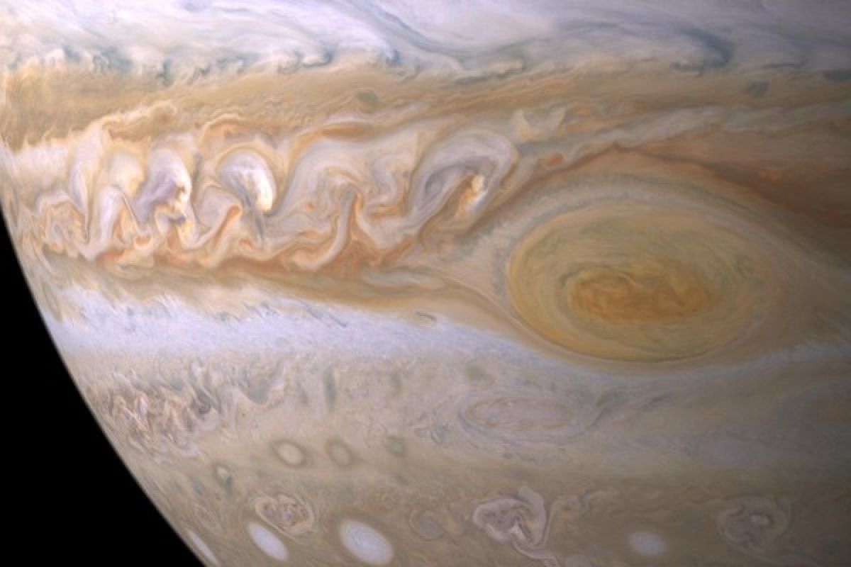 Hubble tangkap perubahan di titik merah Jupiter