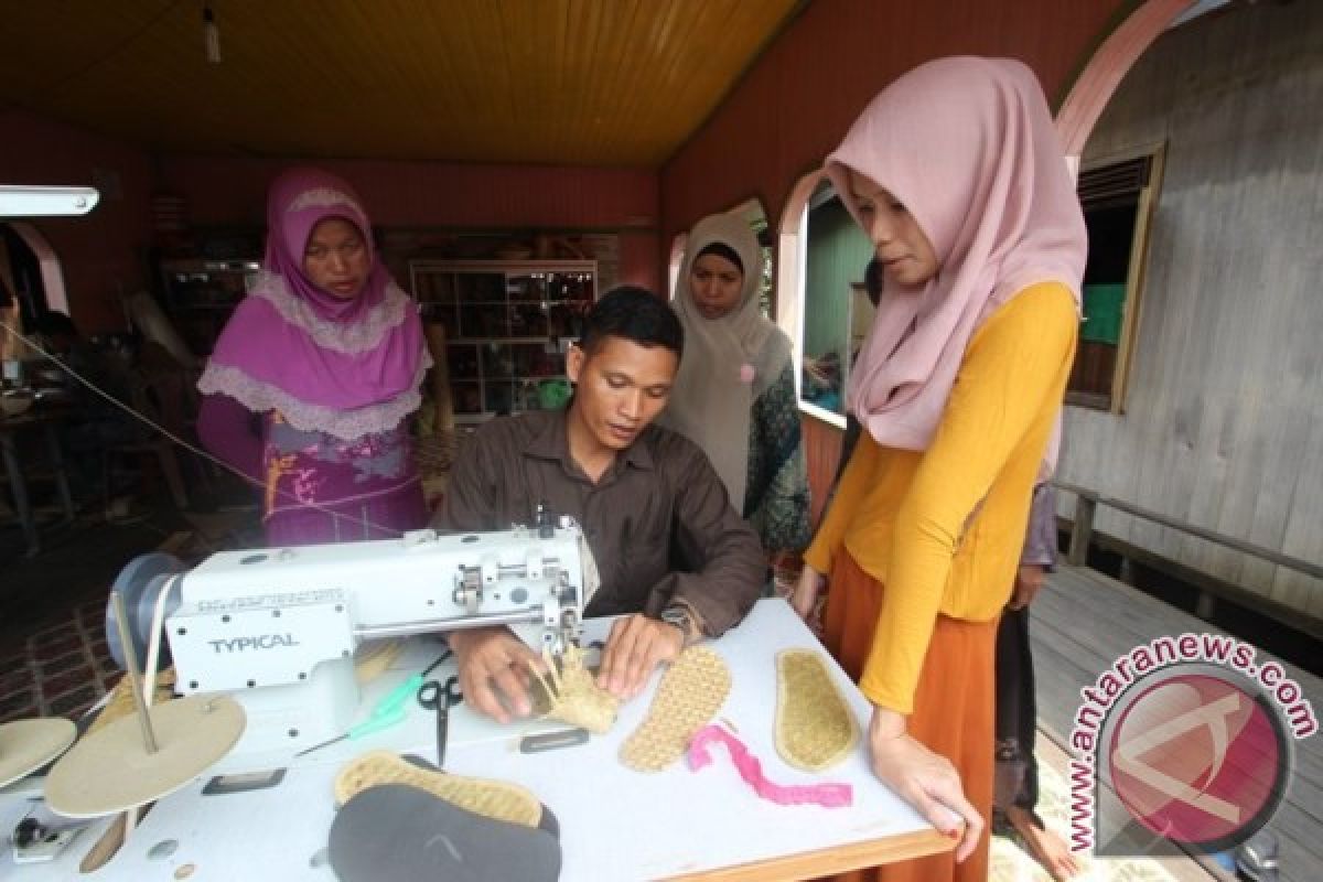 Eceng Gondok Beri Laba Rp30 Juta Perbulan