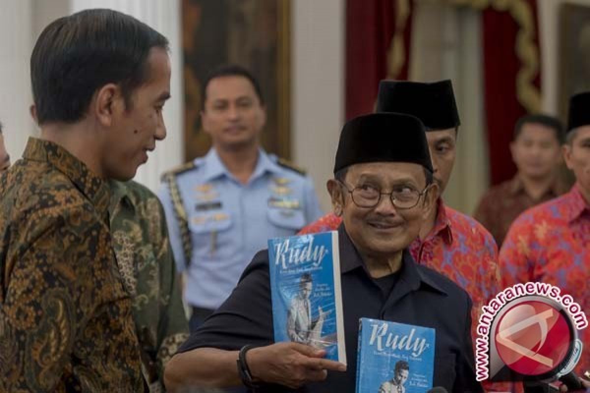 BJ Habibie kenalkan buku berjudul Rudy