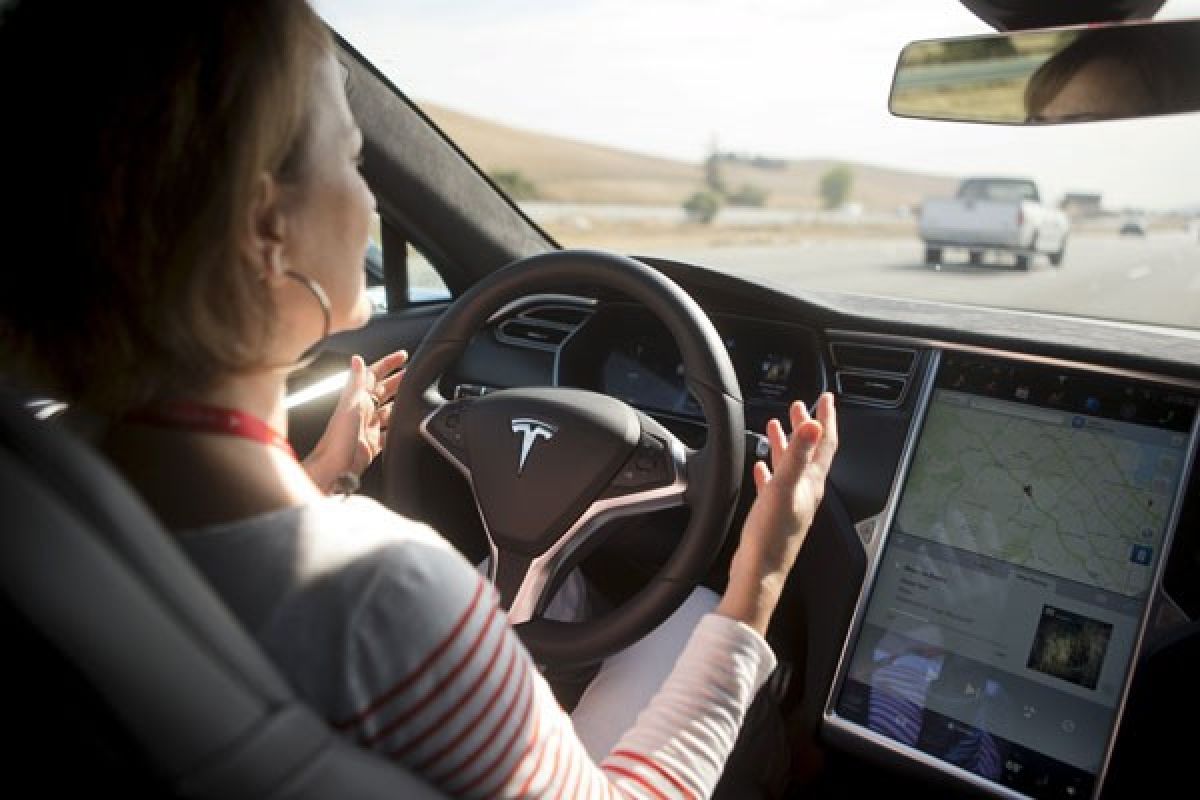 Kecelakaan Tesla melibatkan autopilot, pengemudi diduga tidak pegang setir