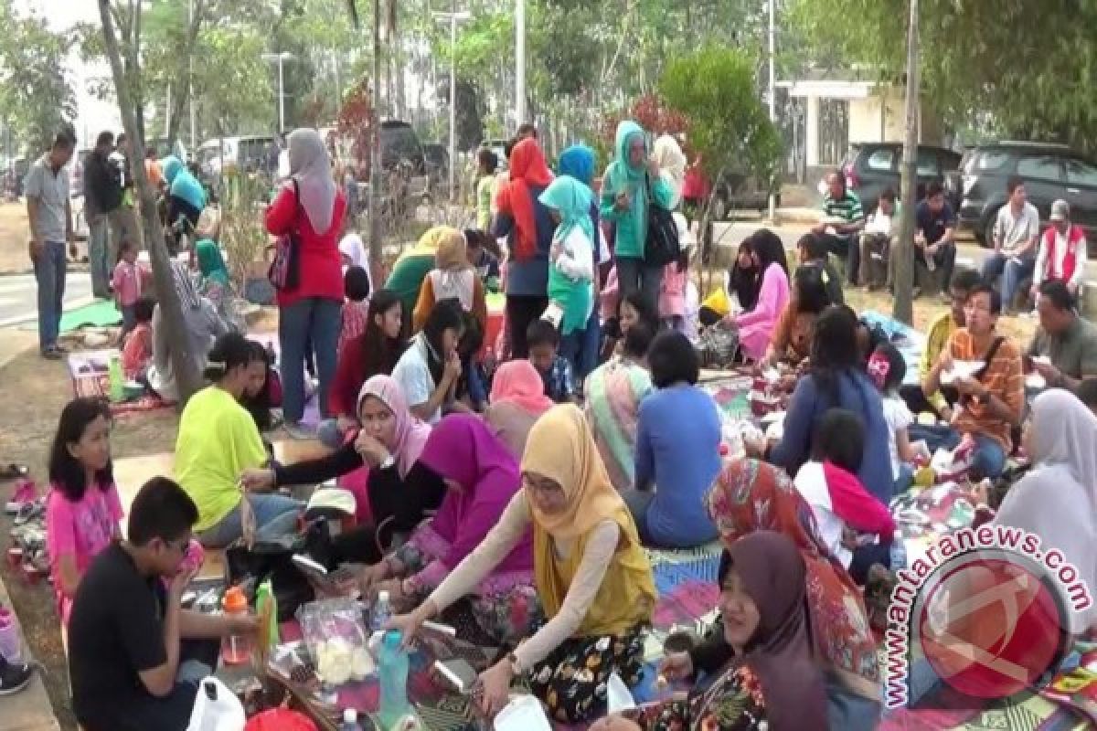 Warga Palembang makan telur dan ayam bersama