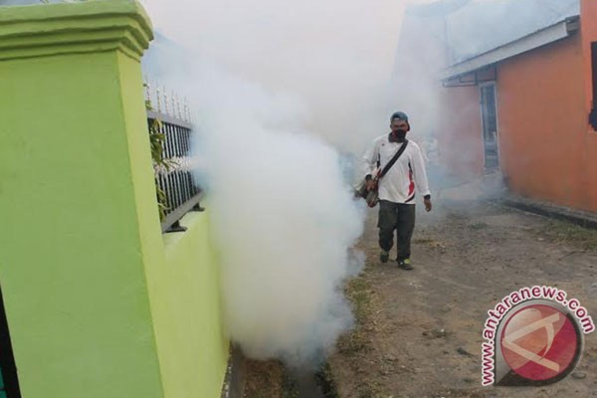 Dinkes Mukomuko bantu basmi nyamuk di perusahaan