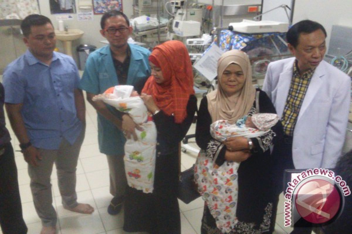 Dua Bayi Kembar Lima RSUD DR. Soetomo Pulang