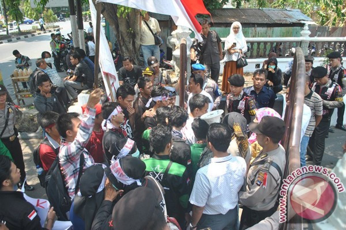 Pedagang Kecil Menengah Demo Di DPRD Kotabaru