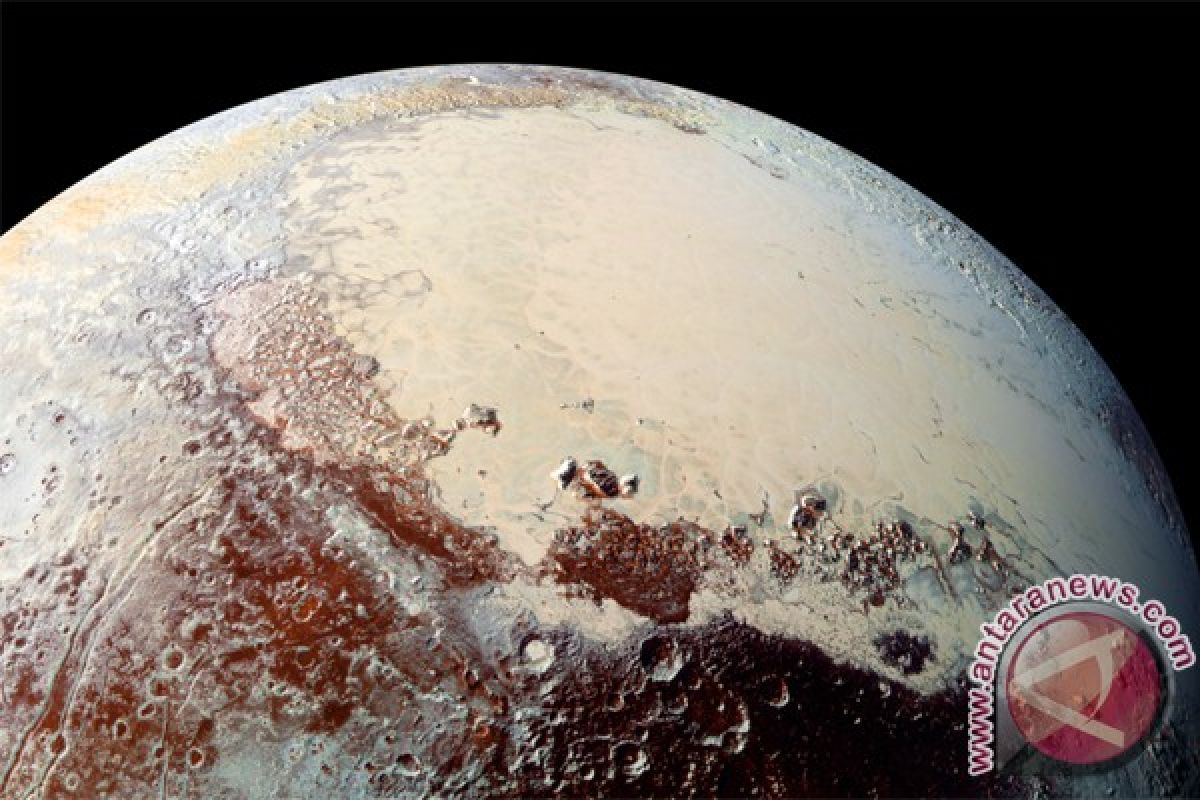 Bukit pasir di Pluto terbuat dari metana beku