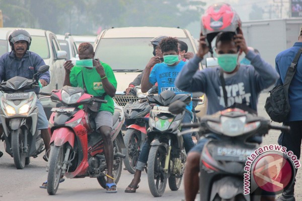 Bandara Timika dan Manokwari tidak beroperasi akibat asap