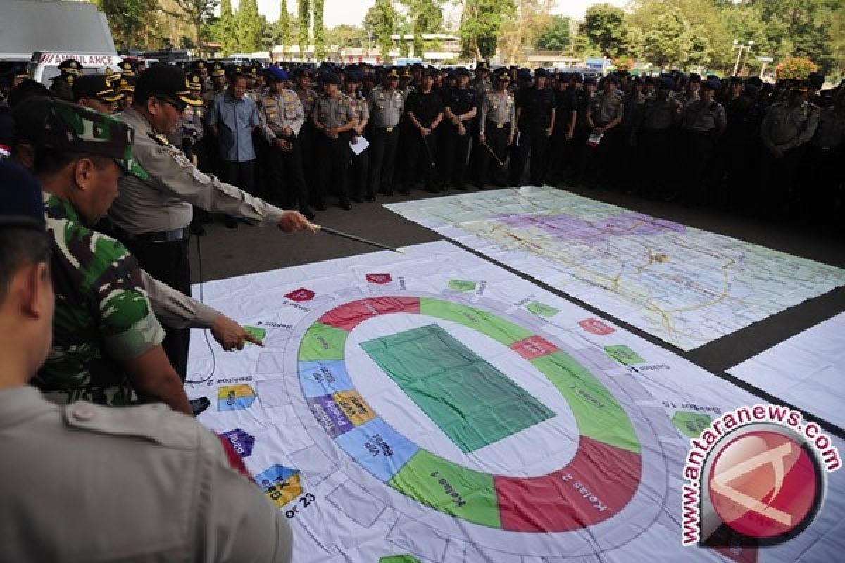 Polisi Periksa Bobotoh Sebelum Naik Bus