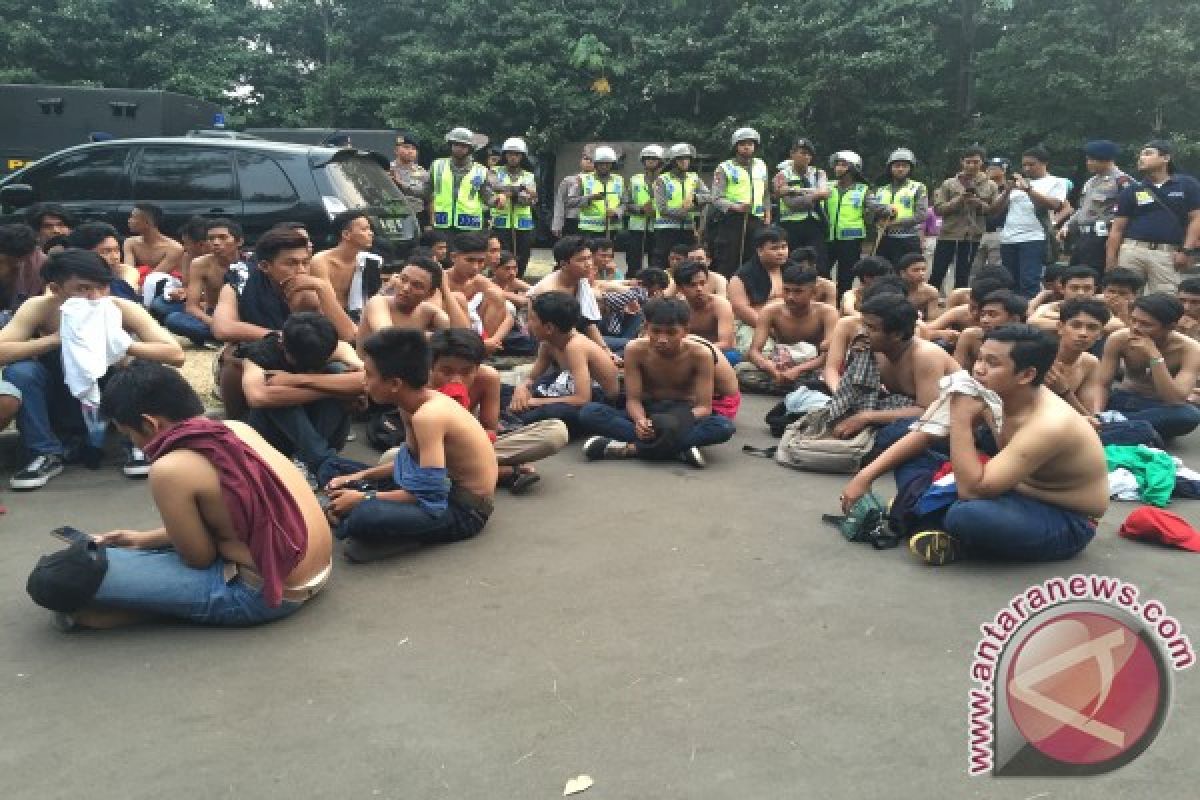 Polisi amankan ratusan suporter diduga "The Jak" rusuh