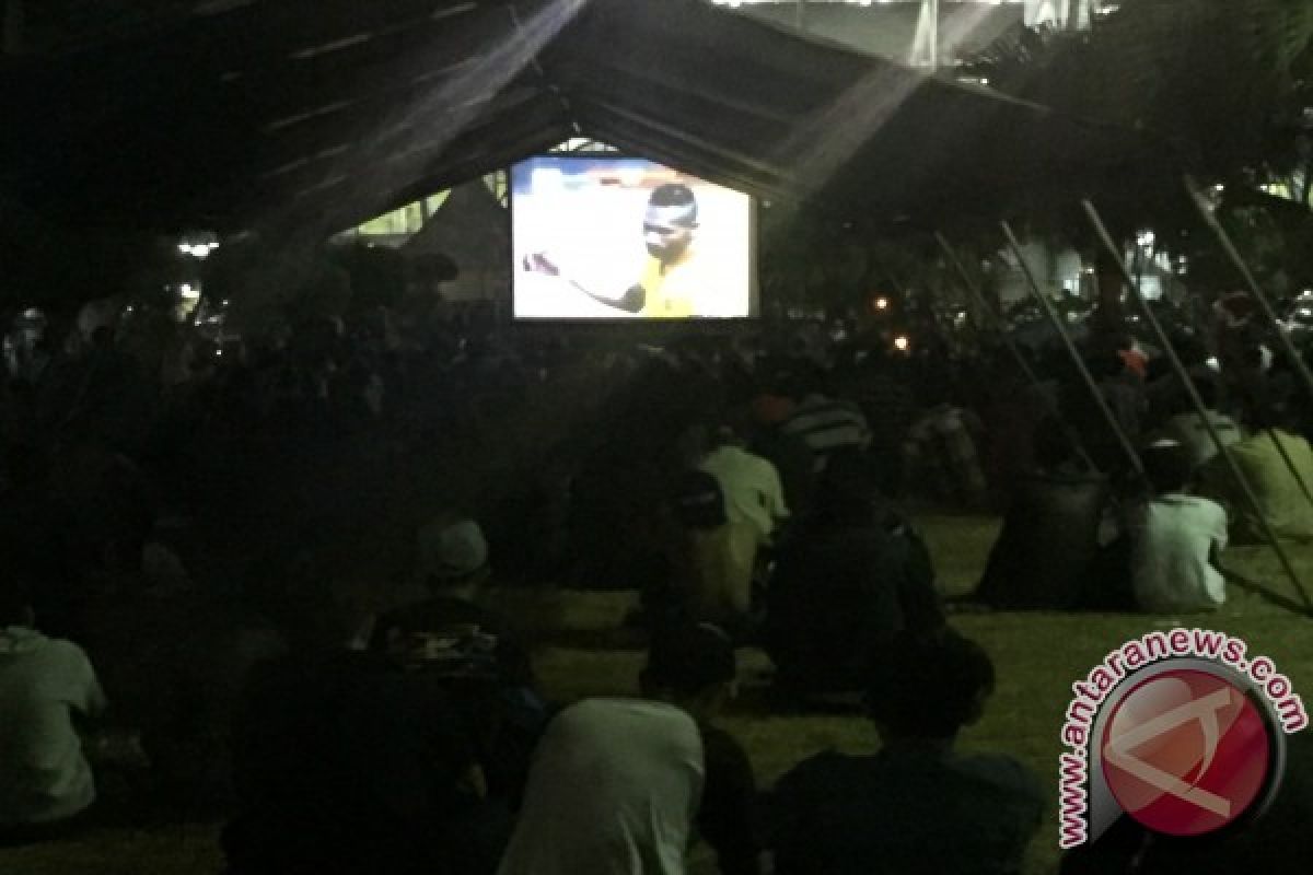 Keseruan "nobar" layar lebar dari luar stadion